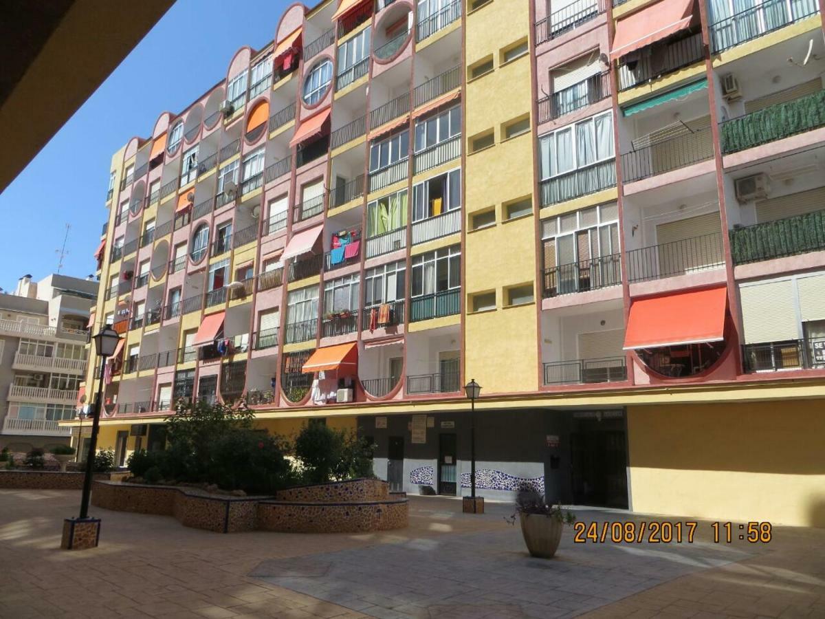 Cosy Studio Apartment In Torrevieja Buitenkant foto